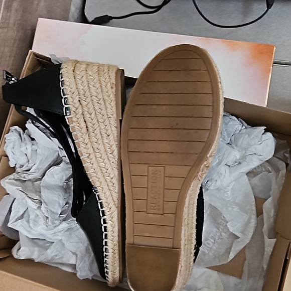 Kenneth Cole black wedges with elastic straps size 6.5 - Picture 5 of 8